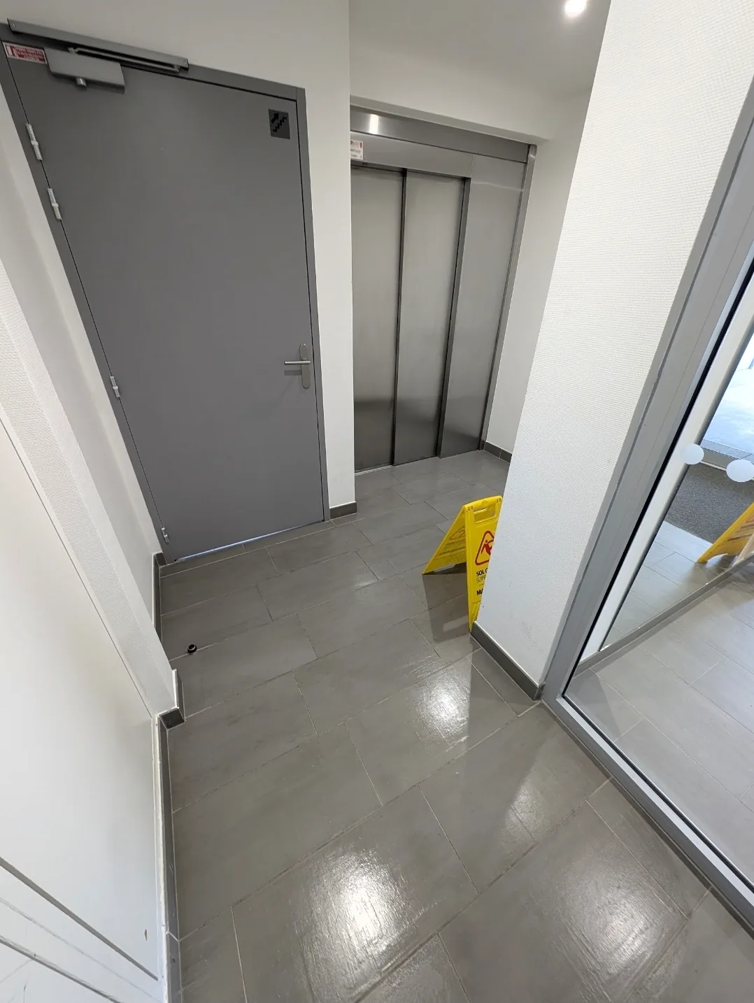 Entretien du palier et des abords de l'ascenseur dans une copropriété à Nantes