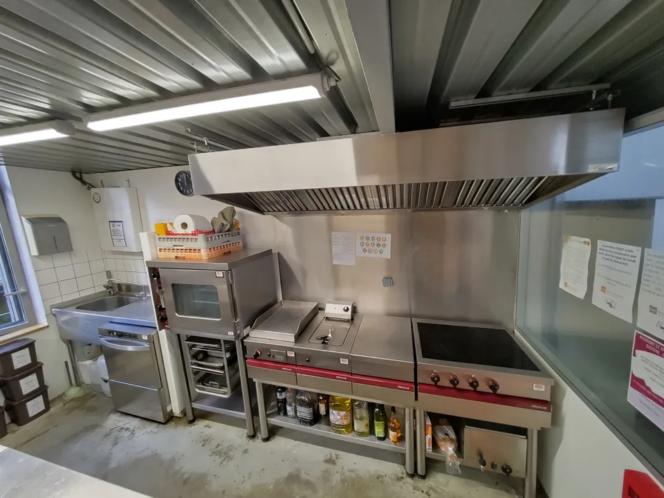 Cuisine professionnelle en inox dégraissée à Nantes, hotte et piano de cuisson