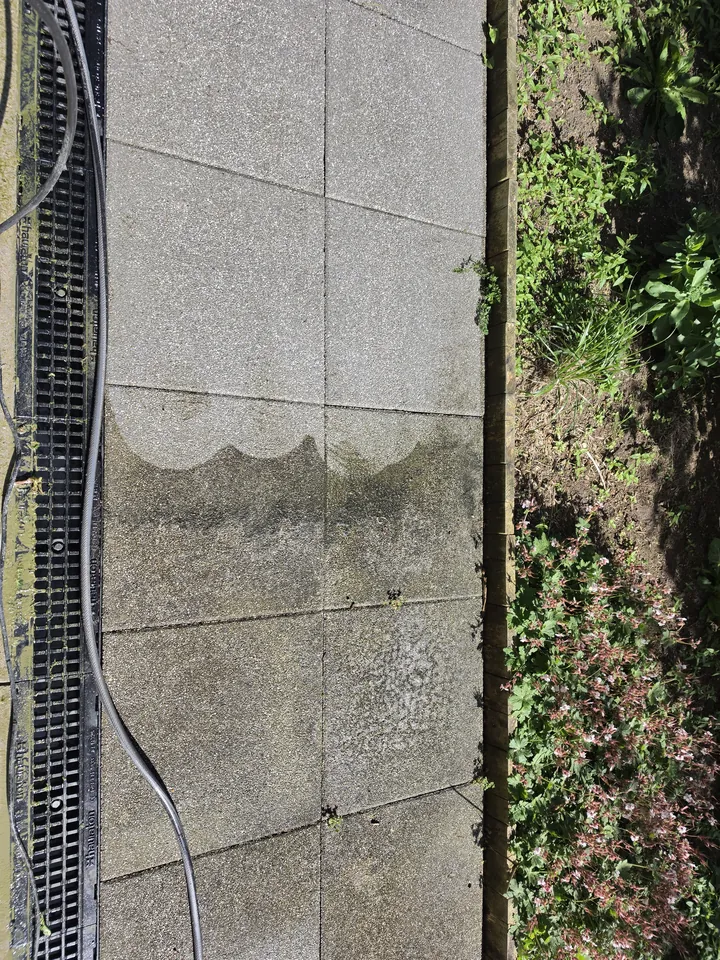 Dallage extérieur en cours de démoussage à Nantes, différence avant et après visible
