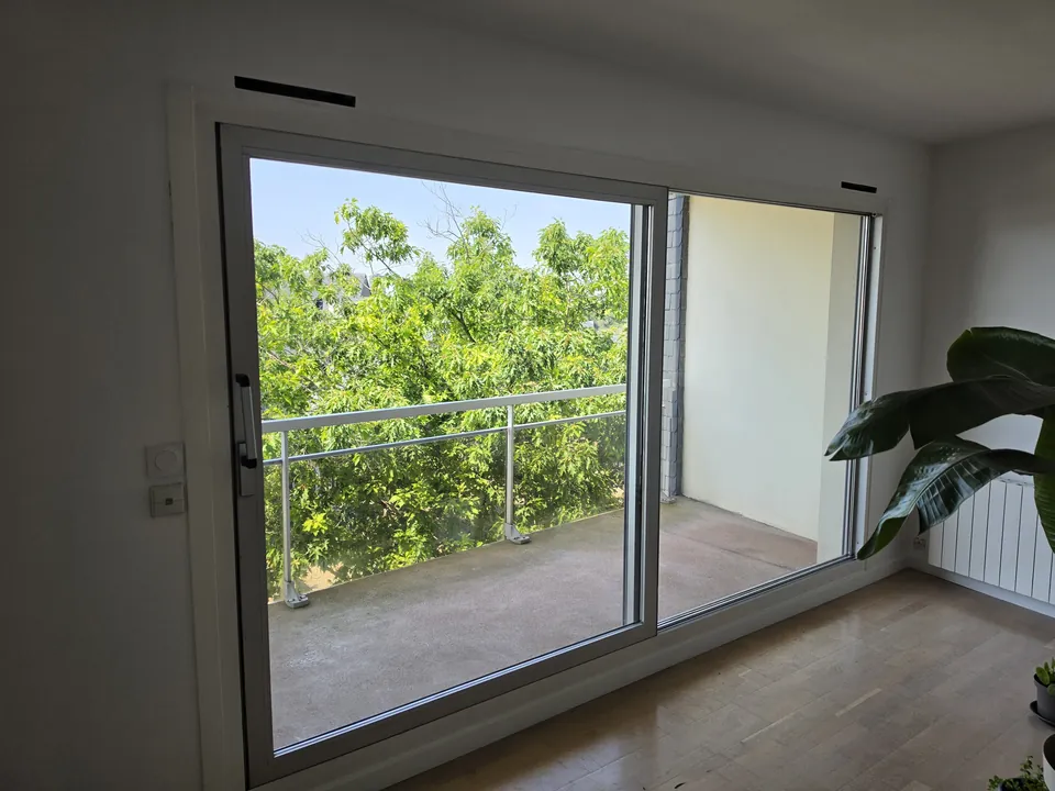 Baie vitrée coulissante nettoyée dans une résidence à Nantes