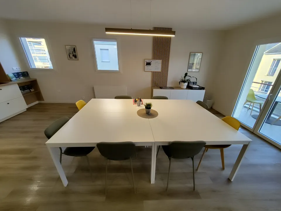 Salle de réunion propre après le passage de PurePro dans des bureaux à Nantes
