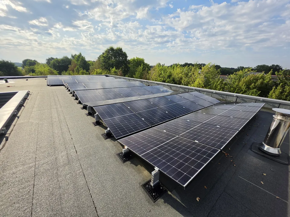Panneaux photovoltaïques propres sur une toiture plate en Loire-Atlantique