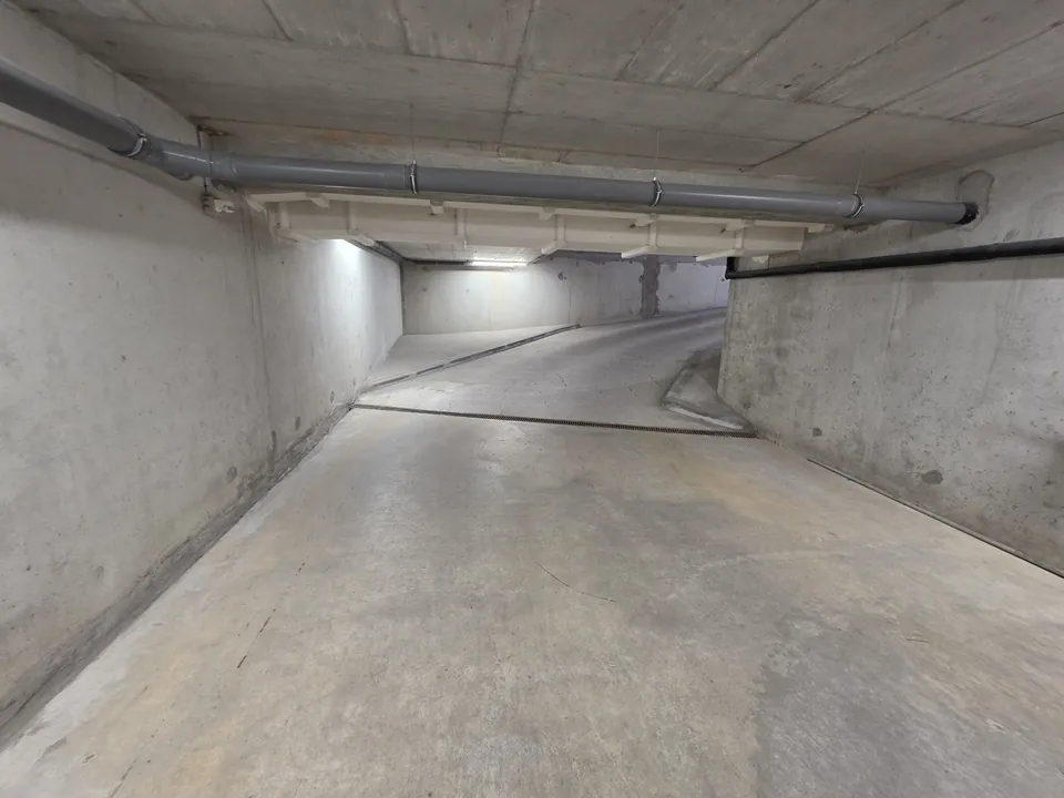 Rampe d'accès de parking souterrain après nettoyage à Nantes